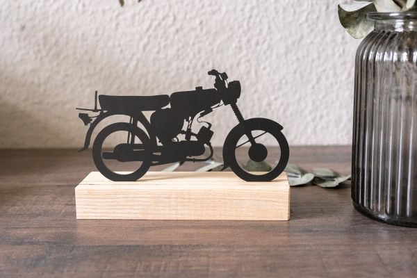 Personalisierbares Geldgeschenk in Moped-Form mit graviertem Eichenholzsockel und schwarzer Acryl-Silhouette